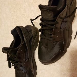 Women's Size 10 Black Nike Huaraches